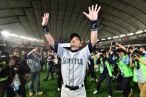 アスレチックス対マリナーズ 試合終了後、マリナーズのイチローは球場に残った多くのファンに手を振る(2019年3月21日撮影)