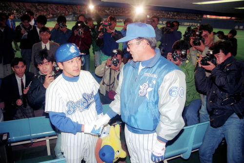 「横浜ベイスターズ」としての初勝利を挙げ、笑顔で握手するサヨナラ満塁本塁打を放った進藤達哉(左)と近藤昭仁監督(1993年4月16日撮影)
