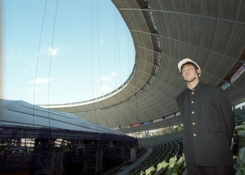 入寮の日に建築中の西武ドームを見学する松坂大輔(1999年1月9日撮影)