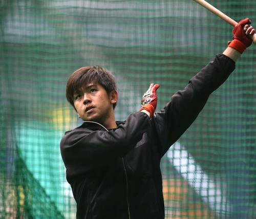 札幌の室内練習場でマシン打撃する日本ハム清水（撮影・黒川智章）