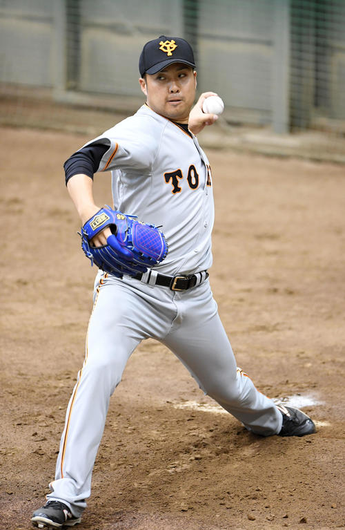 ブルペンで投球練習する巨人今村（撮影・横山健太）