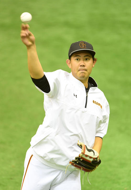 キャッチボールする巨人山口（撮影・横山健太）