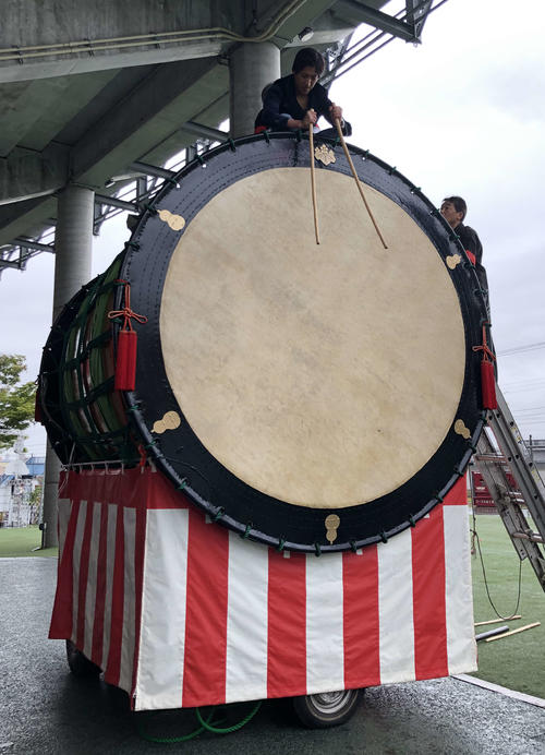 「スマイルグリコパーク」に登場した北秋田市の綴子大太鼓。太鼓の上にパフォーマーが乗って演奏する