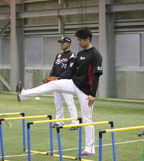 トレーニングに励むロッテ種市（右）（撮影・久永壮真）