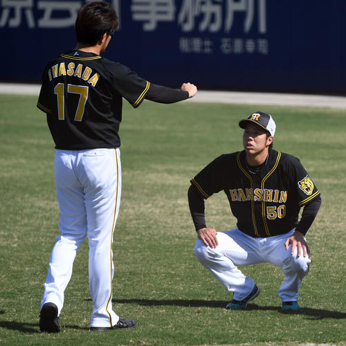岩貞（左）と話す青柳（撮影・前岡正明）