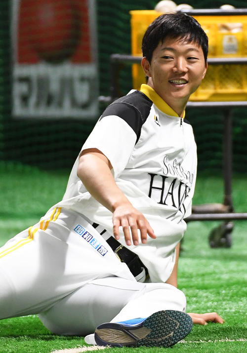 笑顔で体を動かすソフトバンク川原弘之