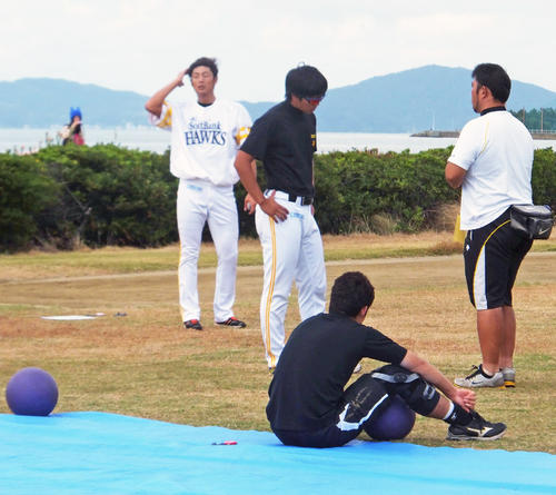 12年、西戸崎合宿所で走り込む日々を過ごしたソフトバンク川原（左から2人目）と斉藤リハビリコーチ（左）