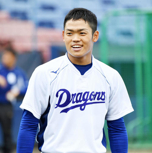 笑顔で練習を行う中日根尾（撮影・前岡正明）