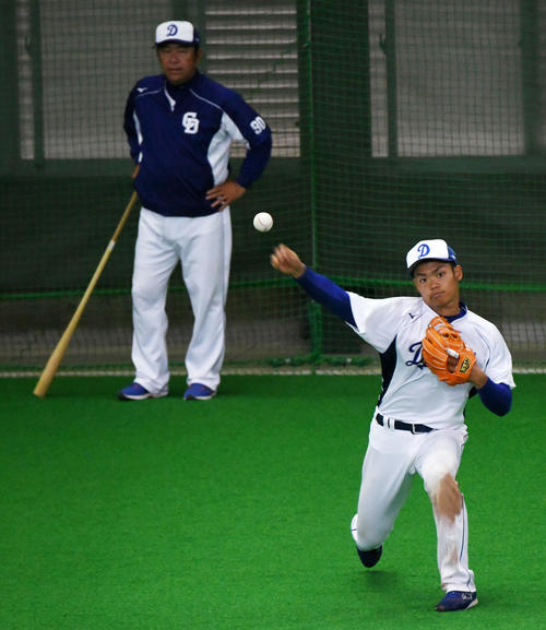 中日立石コーチが見守る中、ノックを受け送球する根尾（撮影・前岡正明）