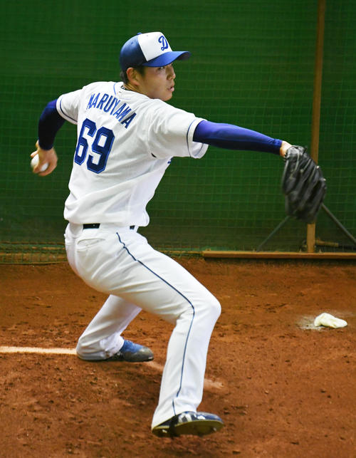 丸山のユニホームを借りて投球練習を行う笠原（撮影・前岡正明）