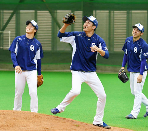 笑顔で守備練習を行う大野雄（中央）。左は柳、右は笠原（撮影・前岡正明）