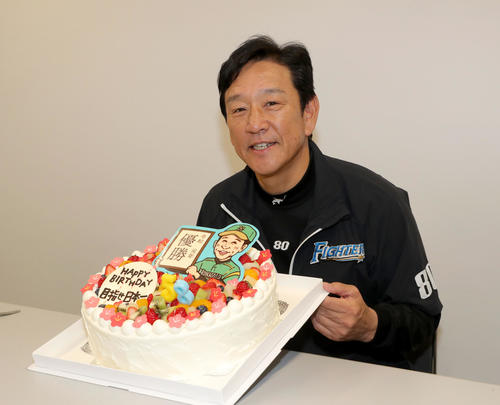 報道陣から誕生日ケーキをプレゼントされ笑顔を見せる日本ハム栗山監督（撮影・佐藤翔太）　　