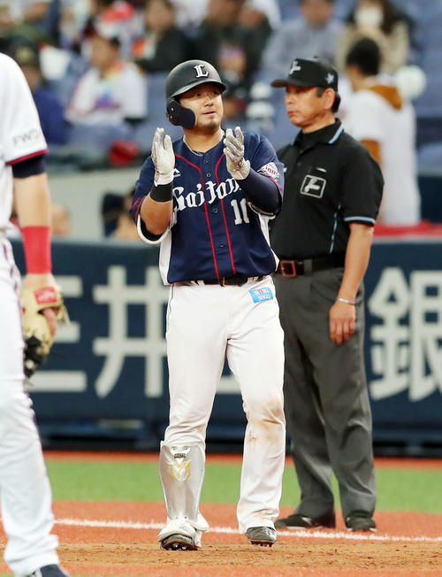 オリックス対西武　7回表西武無死一、三塁、森は中前適時打を放ち手を叩く（撮影・加藤哉）