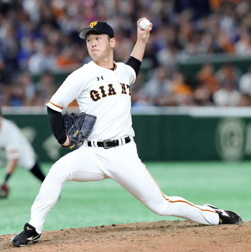 巨人対DeNA　8回表、巨人4番手で登板し力投する中川（撮影・垰建太）