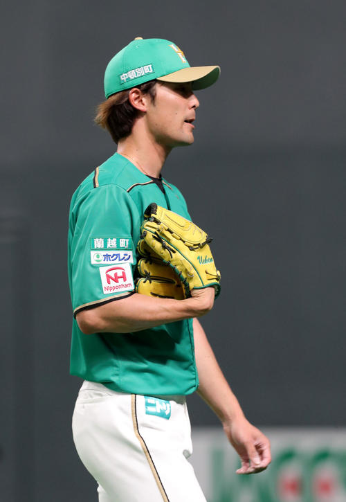 日本ハム対ソフトバンク　3回途中で降板する日本ハム上原（撮影・佐藤翔太）