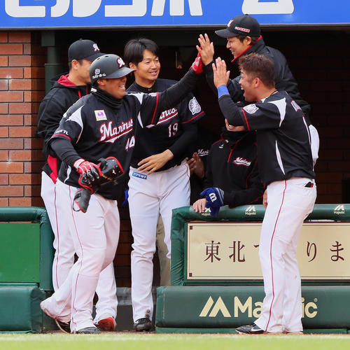 楽天対ロッテ　9回表ロッテ2死三塁、井上（手前左）は右前適時打を放ちナインの出迎えに笑顔を見せる（撮影・足立雅史）
