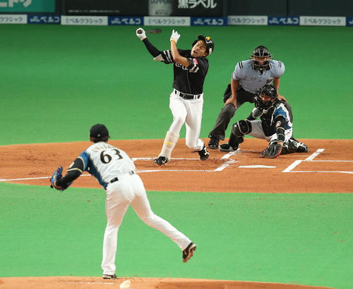 17年7月、日本ハム戦で三振に倒れるソフトバンク柳田。投手上沢