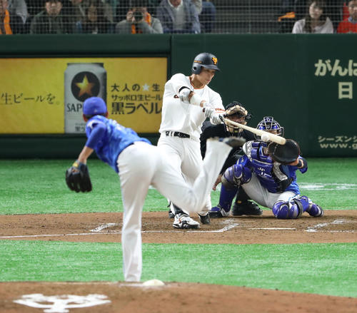 巨人対DeNA 4回裏巨人1死一、二塁、大城は中前適時打を放つ(撮影・林敏行)