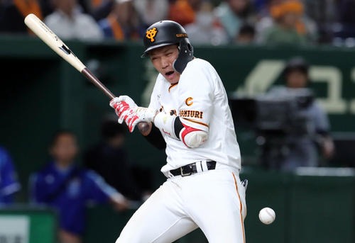 巨人対DeNA 6回裏巨人2死二塁、死球を受ける坂本勇(撮影・垰建太)