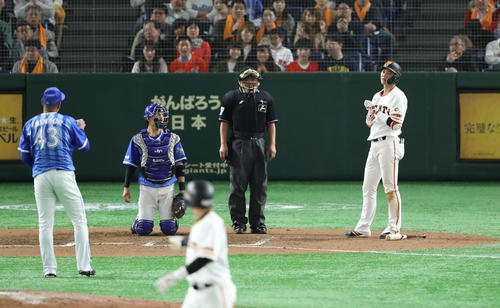 巨人対DeNA 6回裏巨人2死二塁、坂本勇は死球を浴びる(撮影・林敏行)