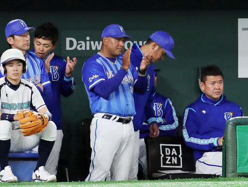 巨人対DeNA 1回裏巨人2死、ビヤヌエバを三振に仕留めた井納に拍手を送るラミレス監督(中央)(撮影・垰建太)