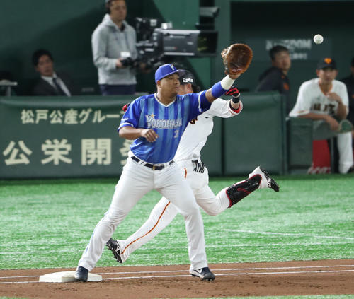 巨人対DeNA 2回裏巨人無死一塁、亀井は二ゴロを放ち一塁へ駆け込むも、リプレー検証の結果アウトに(撮影・林敏行)
