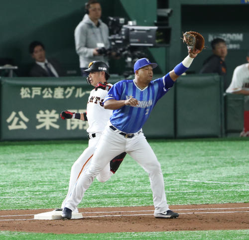 巨人対DeNA 2回裏巨人無死一塁、亀井は二ゴロを放ち一塁へ駆け込むも、リプレー検証の結果アウトに(撮影・林敏行)