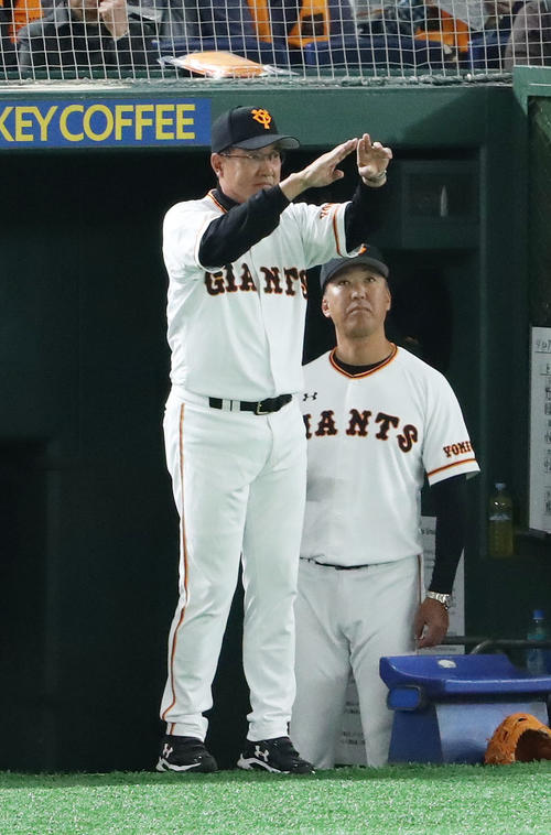 巨人対DeNA 2回裏巨人無死一塁、亀井の二ゴロへの判定に対し、リプレー検証を要求する原監督(撮影・林敏行)