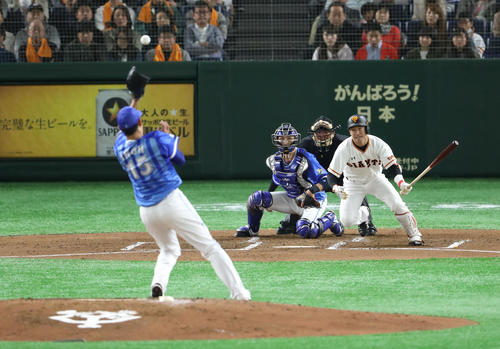 巨人対DeNA 2回裏巨人2死一、二塁、山本は先制の中前適時打を放つ(撮影・林敏行)
