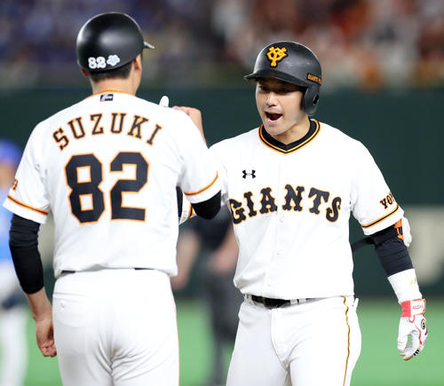 巨人対DeNA 2回裏巨人2死一、二塁、先制の中前適時打を放った山本(右)は雄たけびを上げながら鈴木コーチとタッチを交わす(撮影・垰建太)