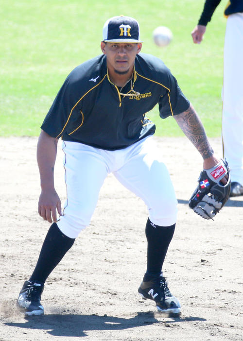 中日対阪神　試合前、ノックを受けるジェフリー・マルテ（撮影・上山淳一）