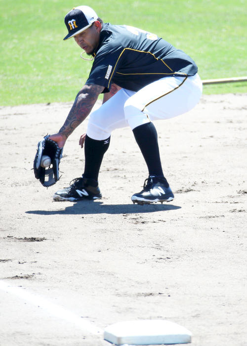 中日対阪神　試合前、三塁でノックを受けるジェフリー・マルテ（撮影・上山淳一）