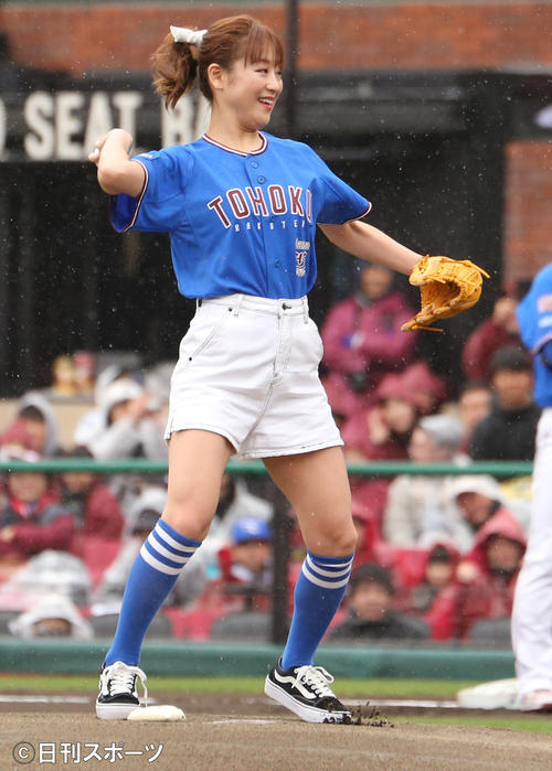 楽天対ロッテ　始球式を行う鈴木奈々（撮影・野上伸悟）