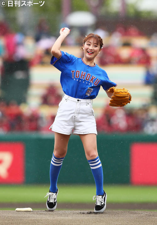 始球式を務めた鈴木奈々（撮影・足立雅史）