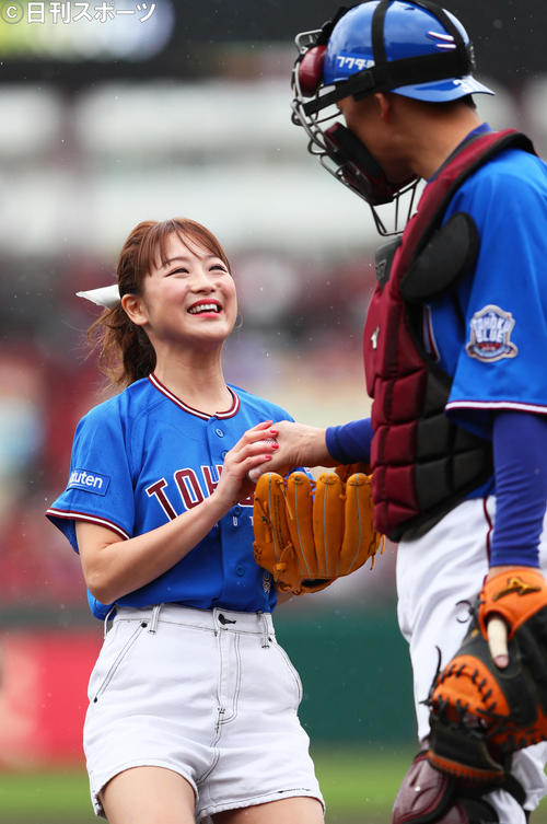 始球式を務めた鈴木奈々（撮影・足立雅史）