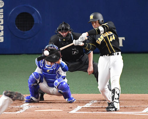 中日対阪神　1回表阪神2死満塁、梅野は走者一掃の先制右適時二塁打を放つ（撮影・前岡正明）