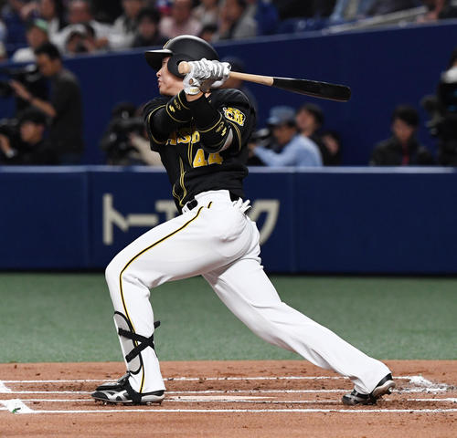 中日対阪神　1回表阪神2死満塁、梅野隆太郎は右越え3点適時二塁打を放つ（撮影・奥田泰也）