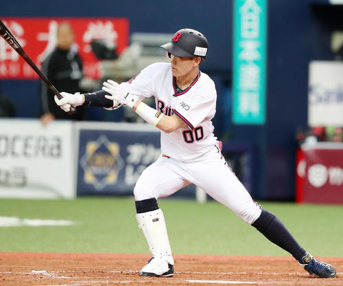 オリックス対西武　2回裏オリックス1死二、三塁、西浦颯大は中越え適時二塁打を放つ（撮影・加藤哉）