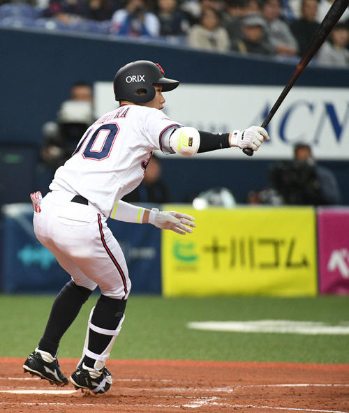 オリックス対西武　2回裏オリックス1死二、三塁、西浦颯大は適時二塁打浴を放つ（撮影・渦原淳）