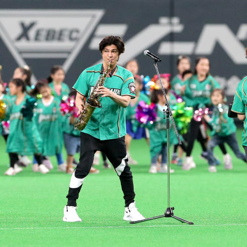 日本ハム対ソフトバンク　試合前、サックスを演奏する武田（撮影・佐藤翔太）