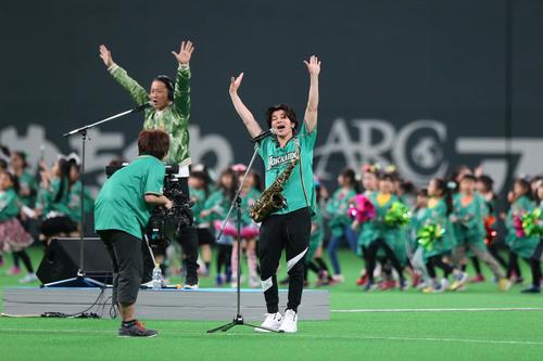 日本ハム対ソフトバンク　北海道シリーズ2019のセレモニーで子どもたちとパフォーマンスを見せる武田真治（撮影・黒川智章）