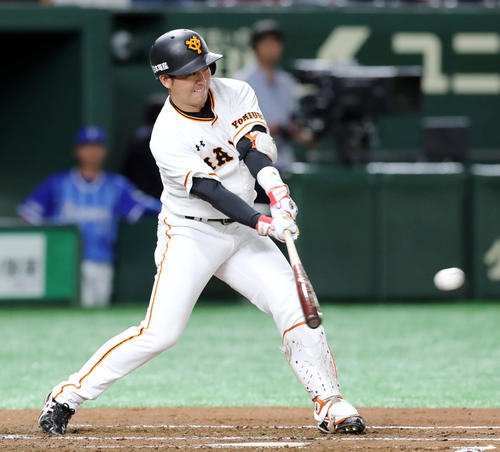 巨人対DeNA　2回裏巨人2死一、二塁、先制の中前適時打を放つ山本（撮影・垰建太）