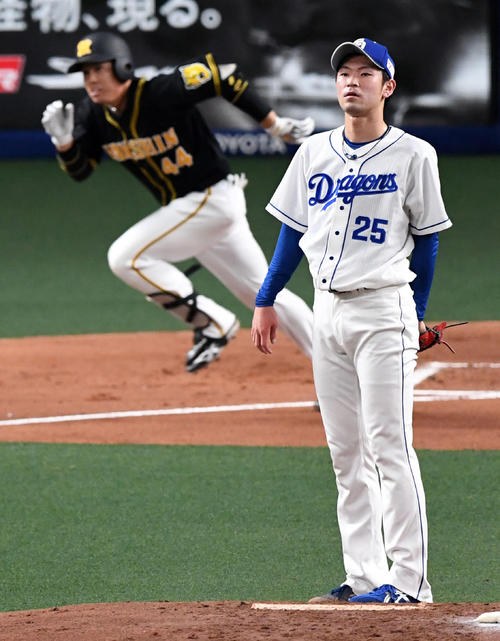中日対阪神　1回表阪神2死満塁、梅野に走者一掃の先制右適時二塁打を打たれがっくりする佐藤（撮影・前岡正明）