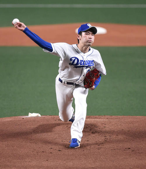 中日対阪神　1回表阪神無死、笠原祥太郎に代わり登板する中日先発の佐藤優（撮影・森本幸一）