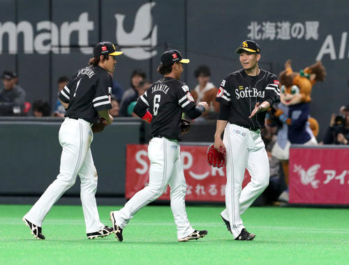 日本ハム対ソフトバンク　2回裏日本ハム1死一塁、横尾を二併殺打に仕留め、ソフトバンク今宮（中央）を笑顔で出迎えながらベンチに戻る千賀（撮影・佐藤翔太）