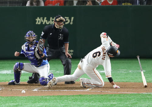 巨人対DeNA　6回裏巨人2死二塁、坂本勇は死球を浴びる（撮影・林敏行）