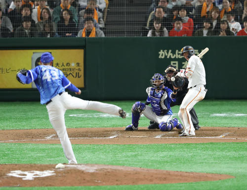 巨人対DeNA　6回裏巨人2死二塁、坂本勇は死球を浴びる（撮影・林敏行）
