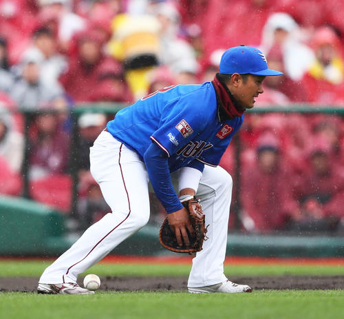 楽天対ロッテ　2回表ロッテ2死一、二塁、中村奨吾の打球を後逸気味に逸らす一塁手銀次。記録は内野安打（撮影・足立雅史）
