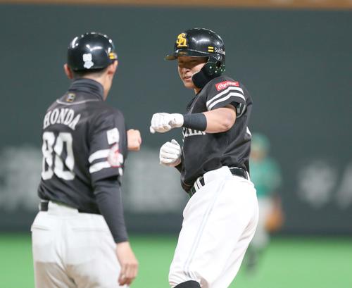 日本ハム対ソフトバンク　1回表ソフトバンク無死、左前打を放つ川島（撮影・黒川智章）