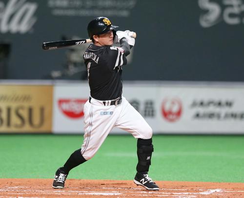 日本ハム対ソフトバンク　2回表ソフトバンク2死一、三塁、右前適時打を放つ川島（撮影・黒川智章）